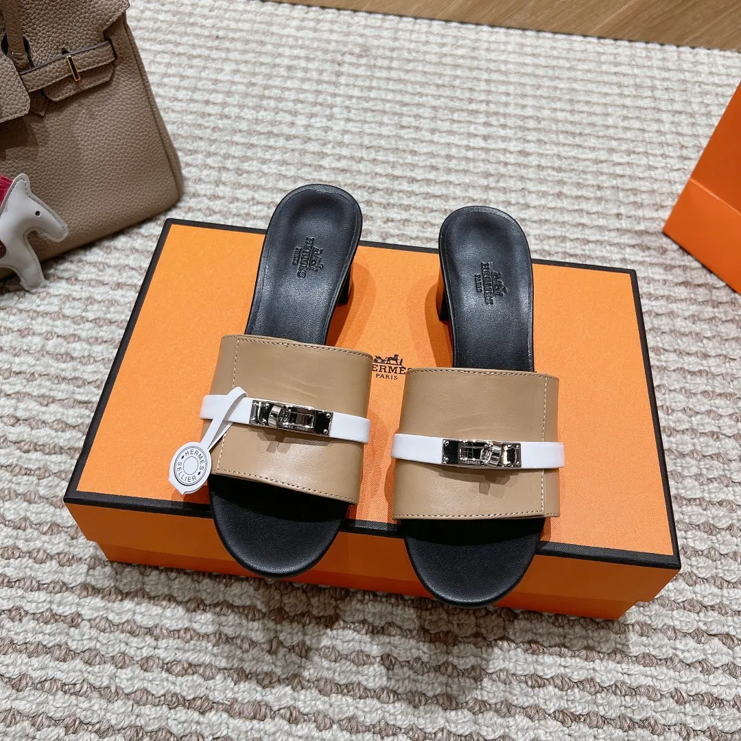 👟👟Ex-factory price 540👟👟 High version of the 2024 spring and summer new HERMES Hermès counter new style. The wedge-heeled Erjiu sandals and slippers, which have been extremely popular recently, are paired with various colorful socks. They are very trendy. Upper: cowhide. Outsole: technological imitation wood sole. Heel height: about 7cm. Size: Female 35-41 (40/41 non-refundable and non-exchangeable)